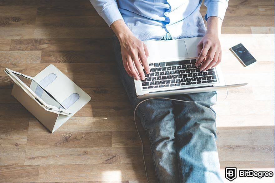 Comprar Nombres de Dominio Blockchain: hombre en computadora.