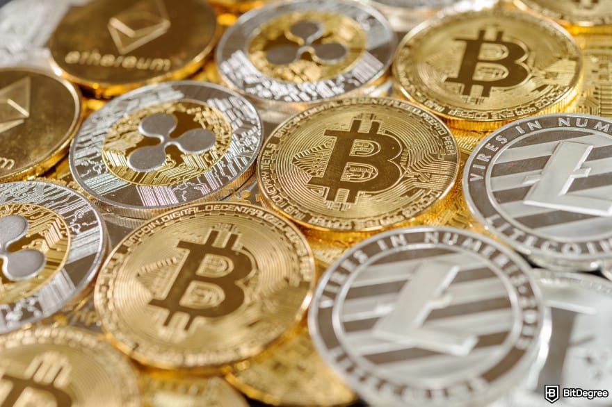 Cómo Elegir un Exchange de Criptomonedas: pila de monedas de Bitcoin, Ripple, Ethereum y Litecoin.